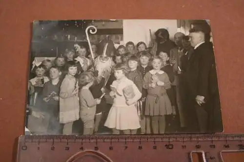 Tolles altes Foto viele Kinder bekommen Geschenk vom Knecht Ruprecht 1920-30