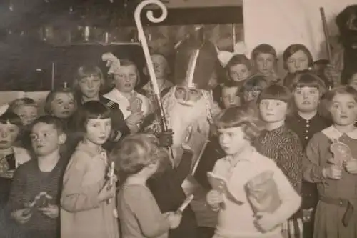 Tolles altes Foto viele Kinder bekommen Geschenk vom Knecht Ruprecht 1920-30