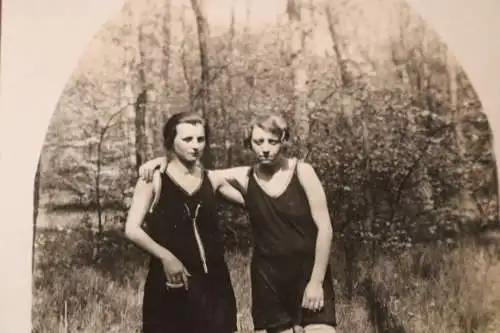 Tolles altes Foto - zwei Frauen im Sportdress ??  1900-20 ???