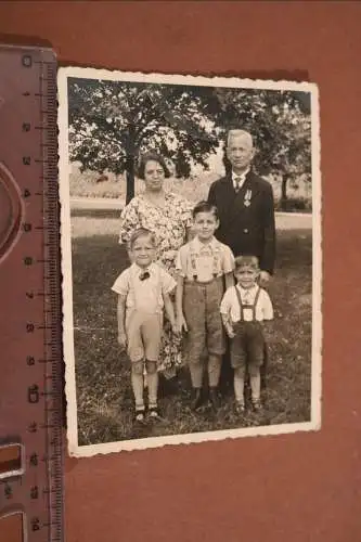 Tolles altes Foto - Familie - Opa , Tochter und Enkel . Opa mit Orden