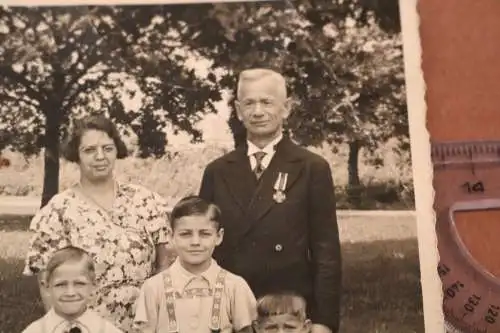 Tolles altes Foto - Familie - Opa , Tochter und Enkel . Opa mit Orden