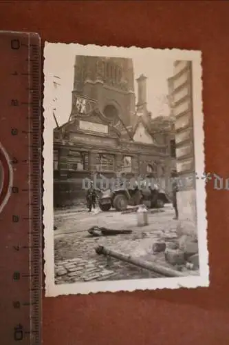 tolles altes Foto zerstörte Stadt  Kirche - zerstörter SdKfz - Frankreich ? 