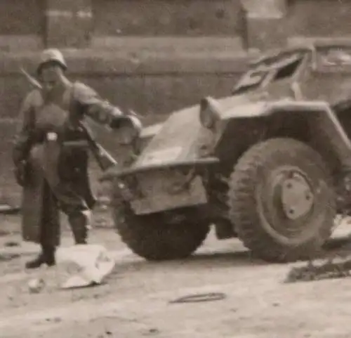 tolles altes Foto zerstörte Stadt  Kirche - zerstörter SdKfz - Frankreich ? 