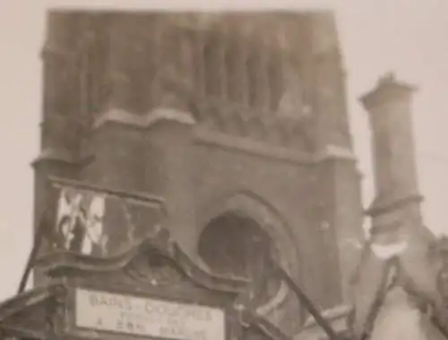 tolles altes Foto zerstörte Stadt  Kirche - zerstörter SdKfz - Frankreich ? 