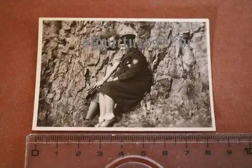 Tolles altes Foto zwei Frauen - eine mir unbekannte Uniform - Helferin ? Adler ?