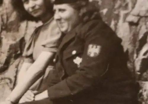 Tolles altes Foto zwei Frauen - eine mir unbekannte Uniform - Helferin ? Adler ?