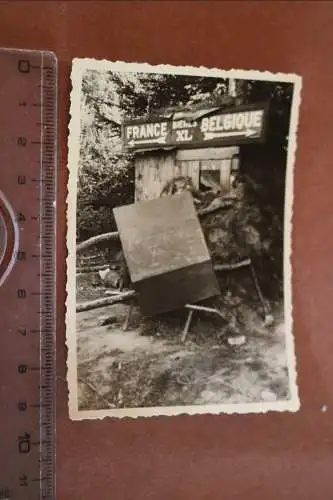 Tolles altes Foto Französisch Belgische Grenze  Barracke ?  Ort ?