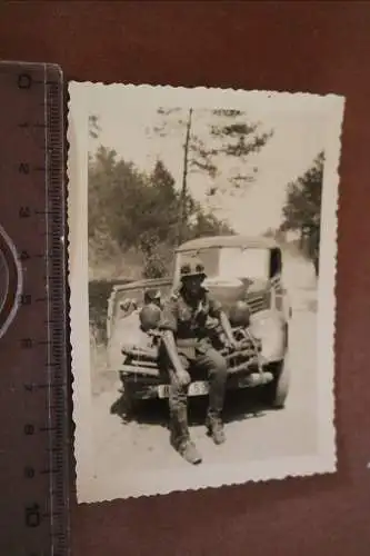 Tolles altes Foto Soldat mit Stahlhelm Oldtimer Flugerkennung auf Haube - Russla