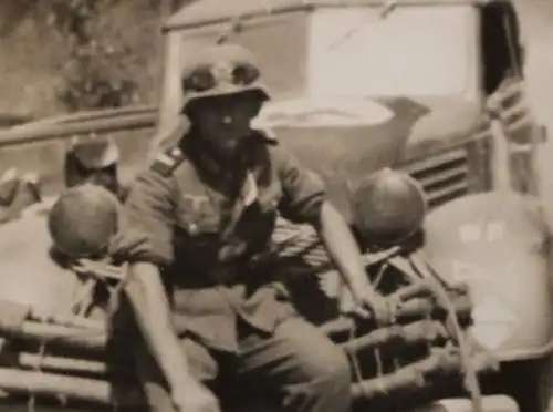 tolles altes Foto Soldat mit Stahlhelm Oldtimer Flugerkennung auf Haube - Russla