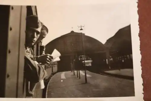 altes Foto Soldaten im Waggon - Bahnhof Frankfurt 