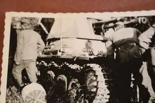 altes Foto Soldaten begutachten deutschen Panzerjäger - rückseitig beschrieben