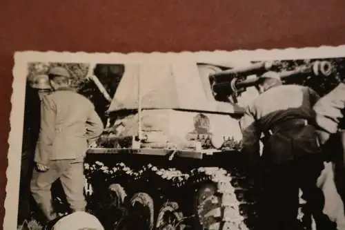 altes Foto Soldaten begutachten deutschen Panzerjäger - rückseitig beschrieben