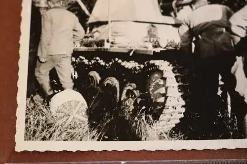 altes Foto Soldaten begutachten deutschen Panzerjäger - rückseitig beschrieben