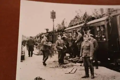 altes Foto Soldaten Felders.Batl. 389/2 am Bahnhof in Bitsch Lothringen