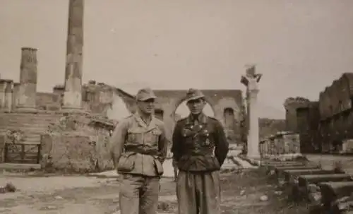 altes Foto - Soldaten der Panzertruppe besuchen alte Tempelruinen Italien 1943