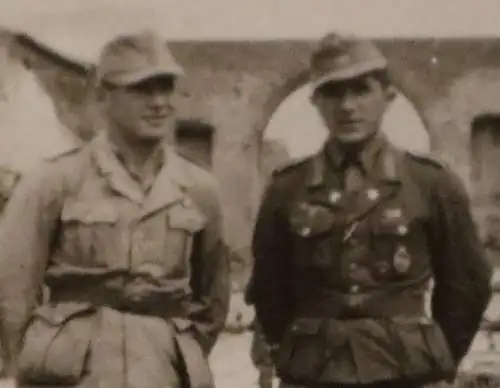 altes Foto - Soldaten der Panzertruppe besuchen alte Tempelruinen Italien 1943