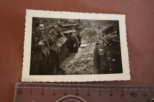 altes Foto - Soldaten im Schützengraben mit Unterstand 1940 