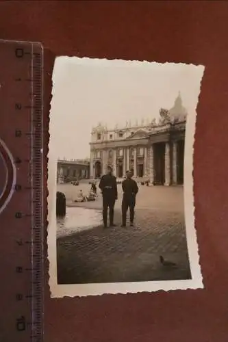 Tolles altes Foto - zwei Soldaten auf dem Petersplatz in Rom