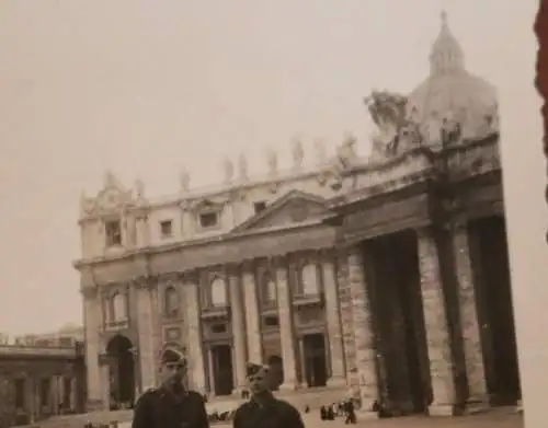 tolles altes Foto - zwei Soldaten auf dem Petersplatz in Rom 