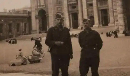 tolles altes Foto - zwei Soldaten auf dem Petersplatz in Rom 
