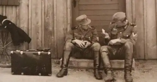 tolles altes Foto - zwei Soldaten vor Wartesaal ?  Werbung Perle Bier