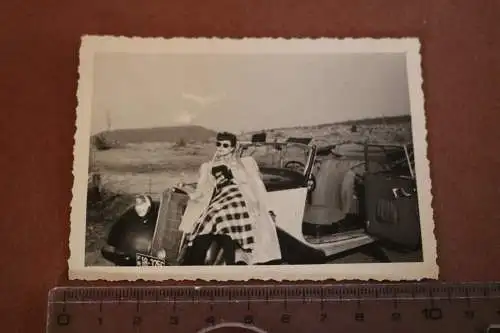 tolles altes Foto - hübsche Frau posiert mit Oldtimer Mercedes 50er Jahre 