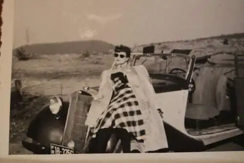 Tolles altes Foto - hübsche Frau posiert mit Oldtimer Mercedes 50er Jahre