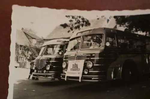 Tolles altes Foto - zwei Oldtimer Reisebusse - Marke ? 50-60er Jahre