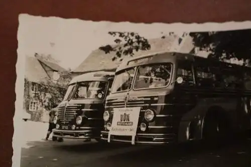 Tolles altes Foto - zwei Oldtimer Reisebusse - Marke ? 50-60er Jahre