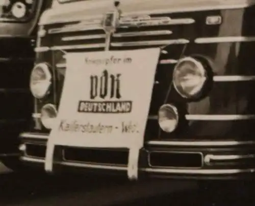 tolles altes Foto - zwei Oldtimer Reisebusse - Marke ? 50-60er Jahre 