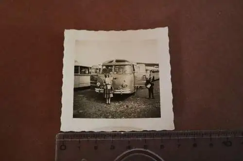 tolles altes Foto - Frau posiert vor Oldtimer Reisebus Krauss-Maffei - Pfalz 