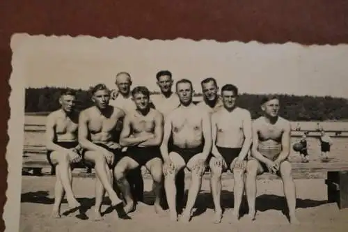tolles altes Foto - Gruppe Soldaten in Badehose - Krakau ??? 