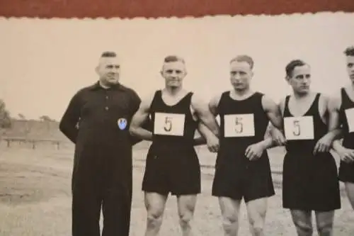 tolles altes Foto - Soldaten im Sportdress, Trainingsanzug 