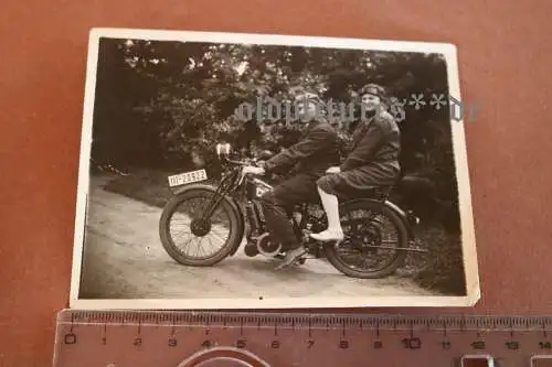 Tolles altes Foto - zwei Männer mit Oldtimer Motorrad Marke B??? 1910-20 ?