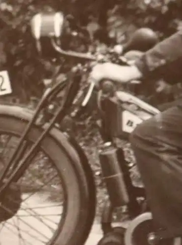 tolles altes Foto - zwei Männer mit Oldtimer Motorrad Marke B??? 1910-20 ?