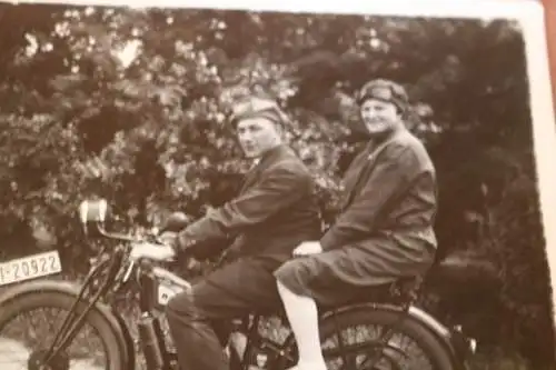 tolles altes Foto - zwei Männer mit Oldtimer Motorrad Marke B??? 1910-20 ?