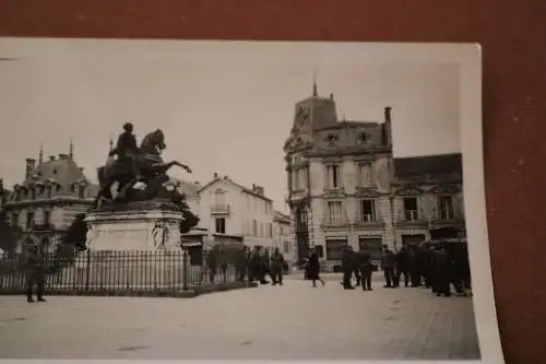 tolles altes Foto - deutsche Soldaten in Cognac  Frankreich - Denkmal 