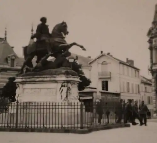 tolles altes Foto - deutsche Soldaten in Cognac  Frankreich - Denkmal 