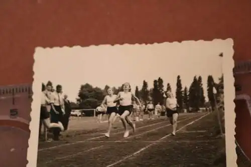 tolles altes Foto - Mädels beim Sport - Wettlaufen  30-50er Jahre ?