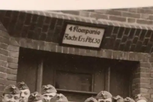 tolles altes Gruppenfoto Soldaten der 4. Komp. Nachr. Ers.Abt. 30 