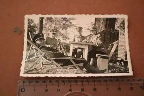 tolles altes Foto - Zollbeamte ?? eine Frau in Uniform beim Kartenspiel 