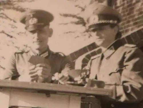 tolles altes Foto - Zollbeamte ?? eine Frau in Uniform beim Kartenspiel 