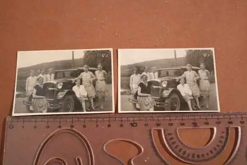 Zwei tolle alte Fotos - Gruppe Frauen mit Oldtimer - Kühler eine 8