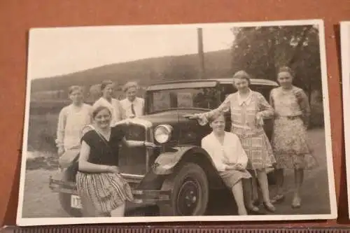 Zwei tolle alte Fotos - Gruppe Frauen mit Oldtimer - Kühler eine 8