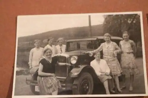 Zwei tolle alte Fotos - Gruppe Frauen mit Oldtimer - Kühler eine 8