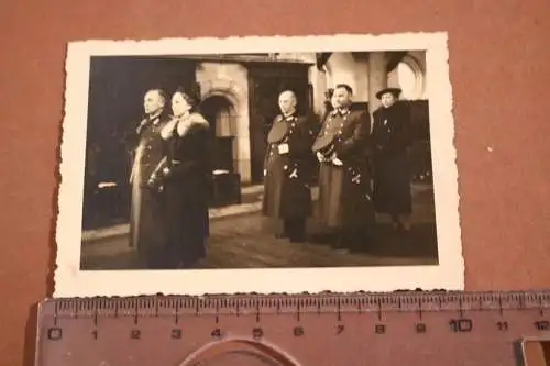 Altes Foto - Offiziere mit Ehefrauen in der Kirche ??? Dolch ?