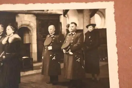 Altes Foto - Offiziere mit Ehefrauen in der Kirche ??? Dolch ?