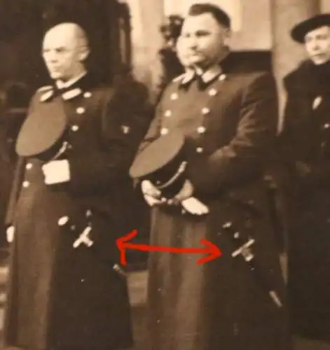  altes Foto - Offiziere mit Ehefrauen in der Kirche ??? Dolch ? 
