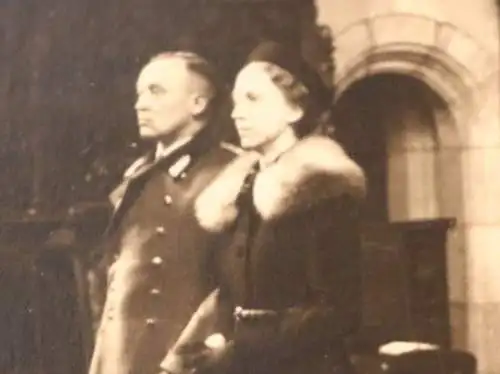  altes Foto - Offiziere mit Ehefrauen in der Kirche ??? Dolch ? 