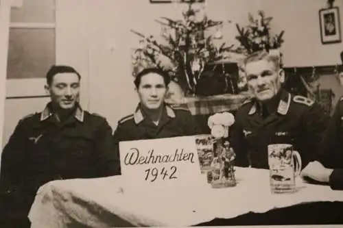 Tolles altes Foto - Gruppe Soldaten Luftwaffe - trinken Bier - Weihnachten 1942